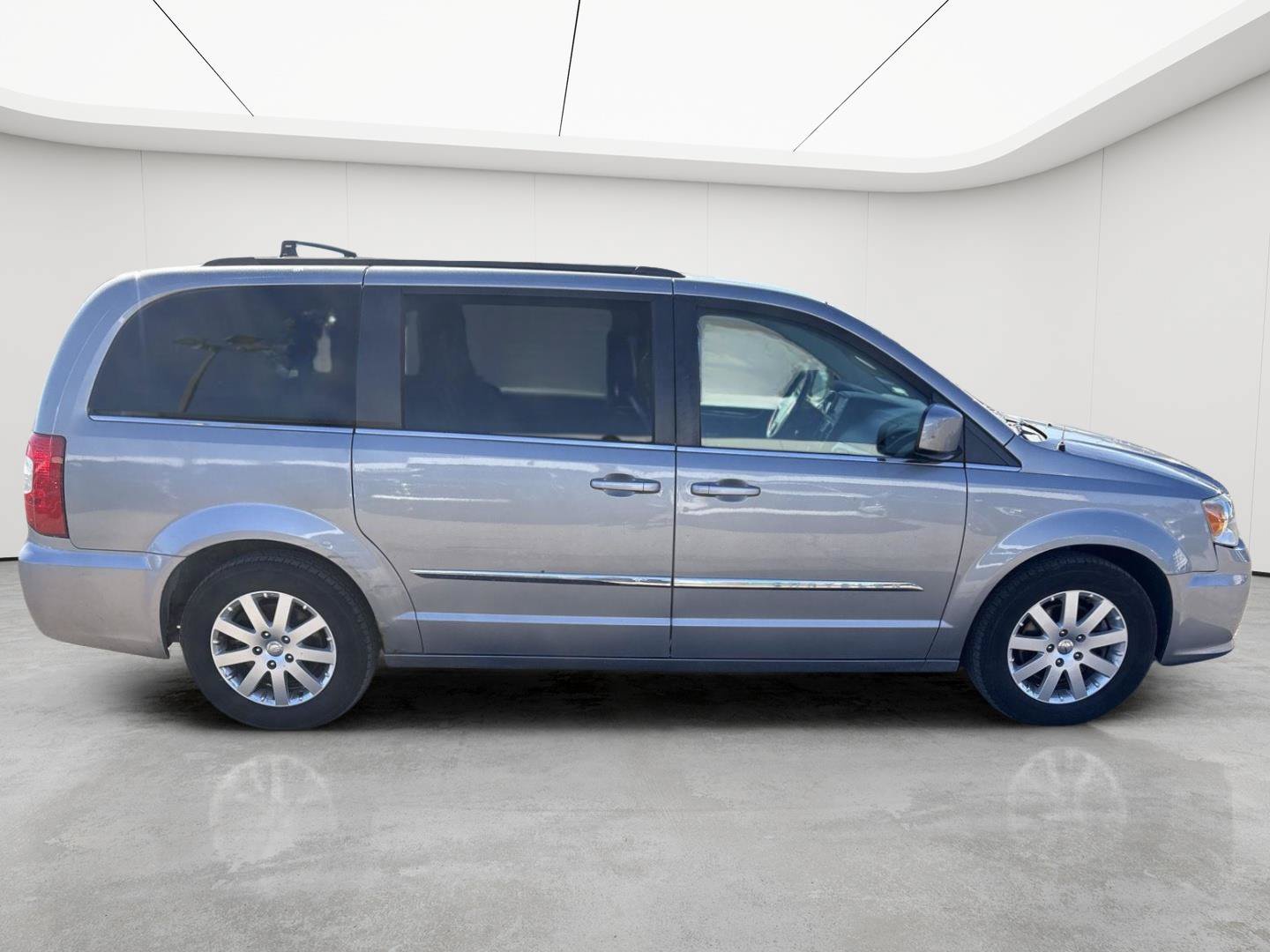 Used 2015 Chrysler Town & Country Touring FWD image 3