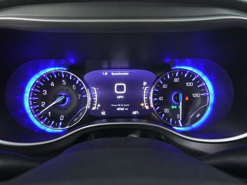 Used 2023 Chrysler Pacifica Touring-L image 15