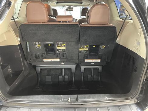 Used 2018 Toyota Sienna Limited image 23