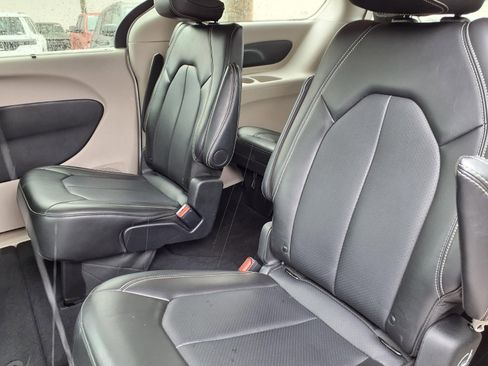 Used 2024 Chrysler Pacifica Touring-L image 7