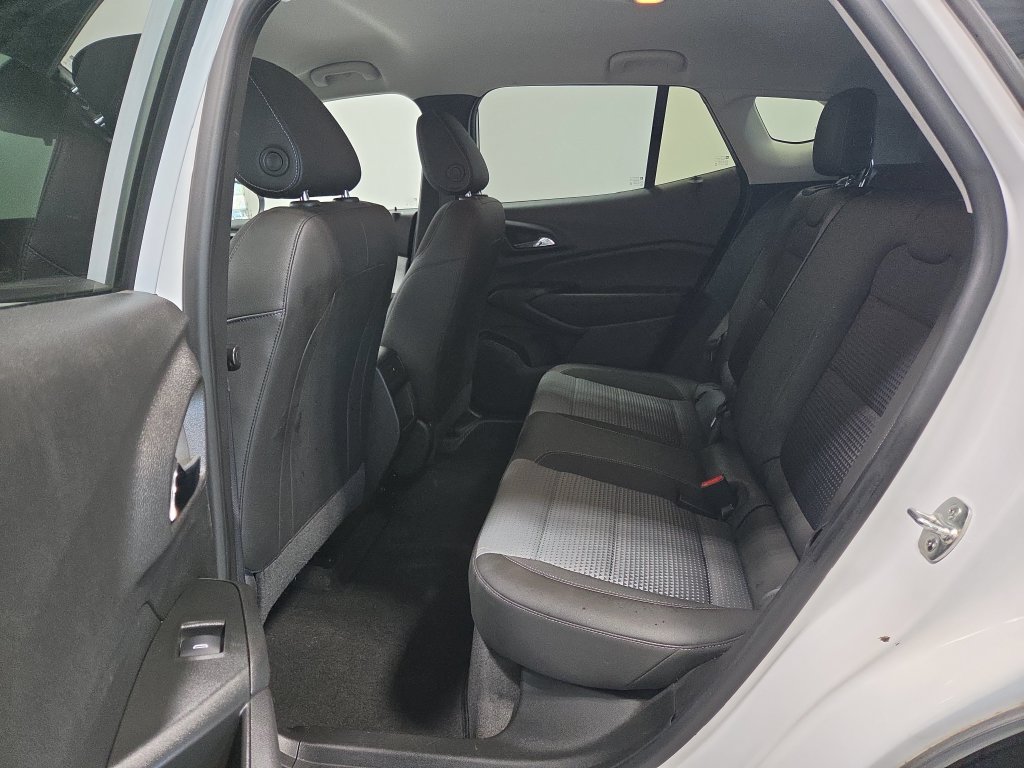 Used 2025 Chevrolet Trax LT w/ LT Convenience Package FWD image 19