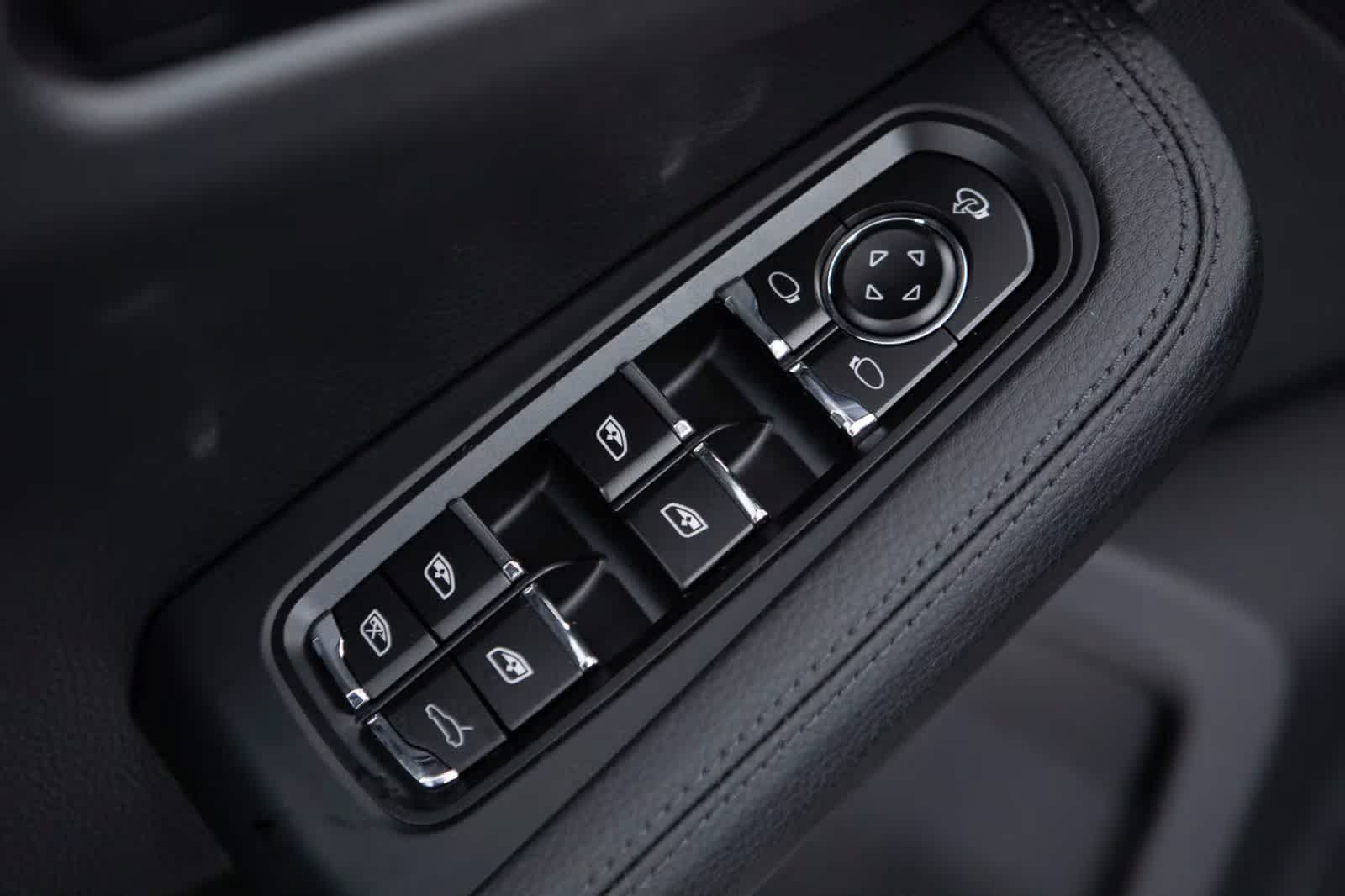 Certified 2026 Porsche Macan AWD/4WD image 28