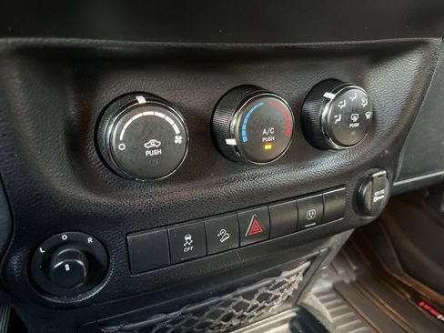 Used 2017 Jeep Wrangler Unlimited Sahara w/ Connectivity Group image 35