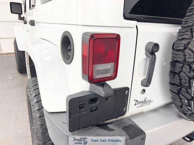 Used 2014 Jeep Wrangler Unlimited Sahara w/ Dual Top Group AWD/4WD image 12