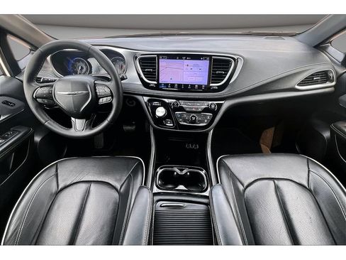 Certified 2025 Chrysler Pacifica Limited FWD image 10