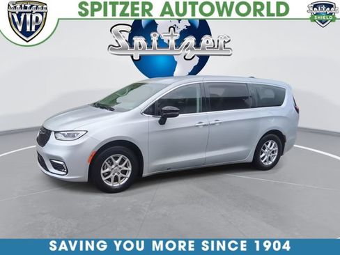 Used 2024 Chrysler Pacifica Touring-L FWD image 6