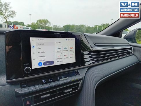 Used 2025 Toyota Camry SE FWD image 9