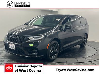 Used 2023 Chrysler Pacifica Limited w/ Uconnect Theater Family Group