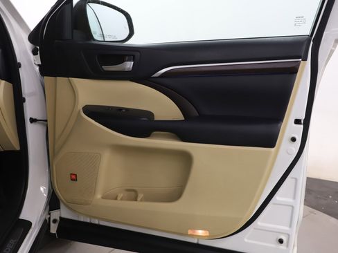 Used 2016 Toyota Highlander Limited image 9