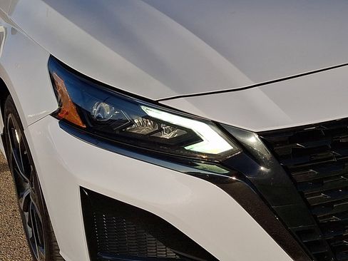 Certified 2023 Nissan Altima 2.5 SR FWD image 9