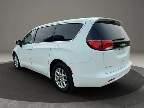 Used 2023 Chrysler Voyager LX FWD image 4