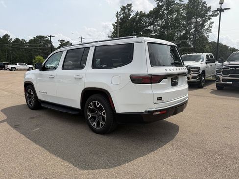 Used 2023 Jeep Wagoneer Series III w/ Preferred Equipment Group AWD/4WD image 4
