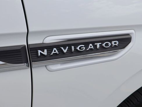 Used 2024 Lincoln Navigator Premiere AWD/4WD image 8