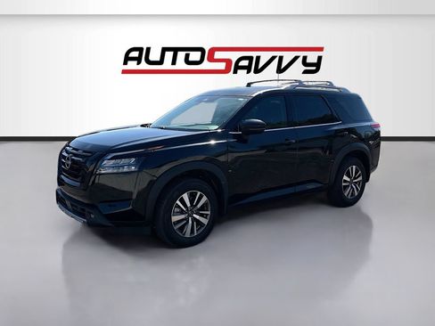 Used 2024 Nissan Pathfinder SL FWD image 3