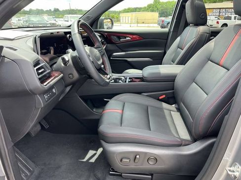 Used 2024 Chevrolet Traverse RS FWD image 18