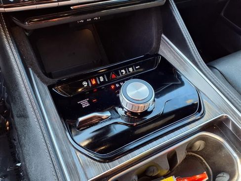 Used 2024 Jeep Wagoneer L Series II w/ Flexible Seating Group image 9