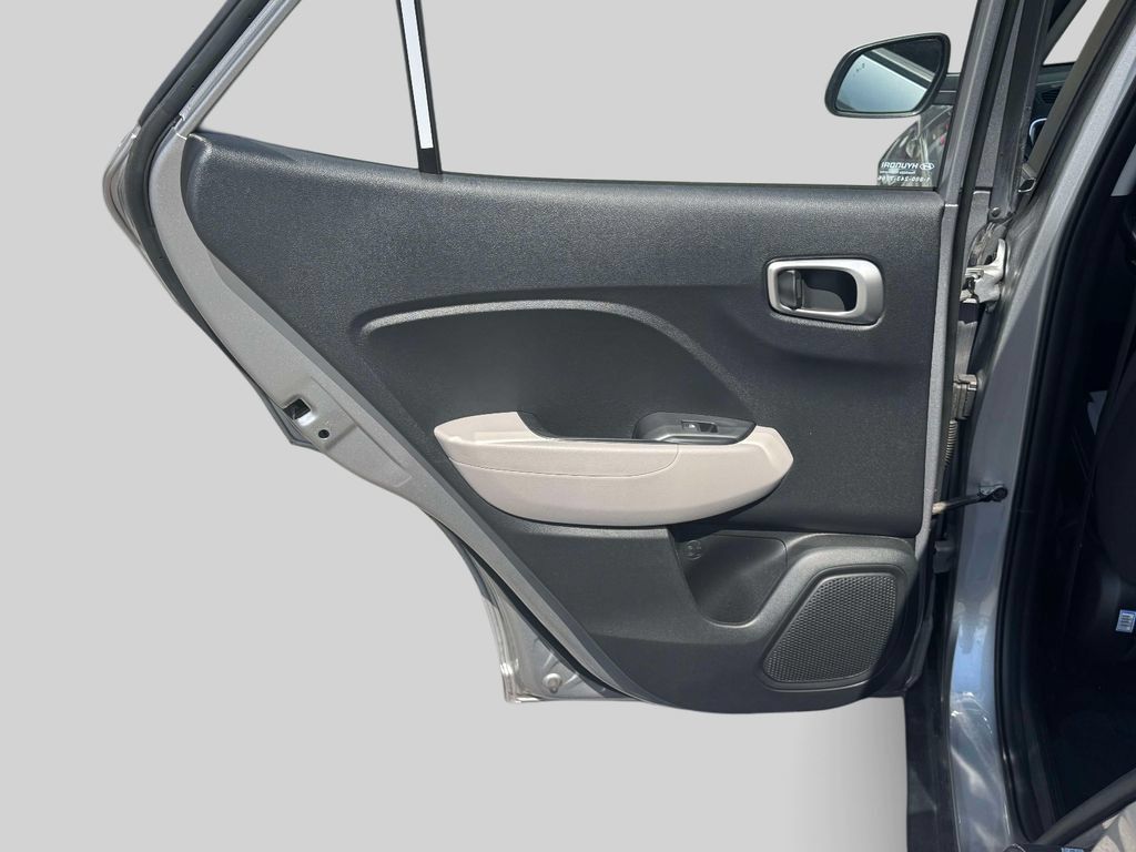 Used 2024 Hyundai Venue SEL FWD image 10