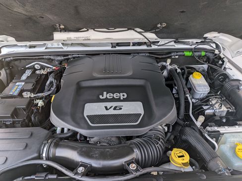 Used 2017 Jeep Wrangler Unlimited Sahara w/ Connectivity Group image 28