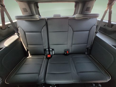 Used 2026 Chevrolet Suburban Premier AWD/4WD image 17