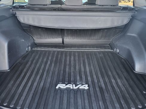 Used 2019 Toyota RAV4 LE image 12