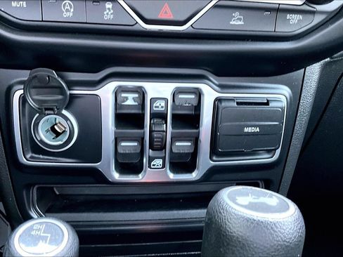 Used 2022 Jeep Wrangler Unlimited Sahara w/ LED Lighting Group AWD/4WD image 16