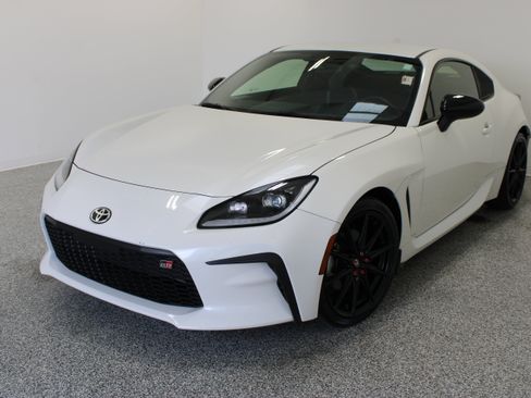 Used 2025 Toyota GR86 Premium RWD image 2
