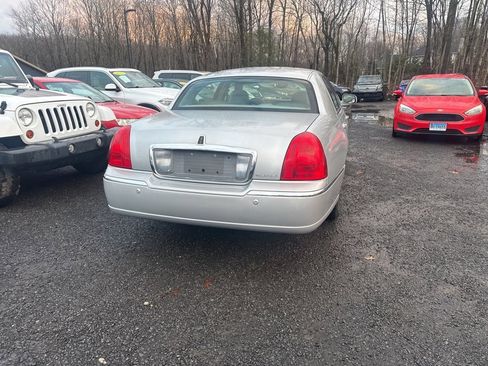 Used 2005 Lincoln Town Car Signature Limited image 13