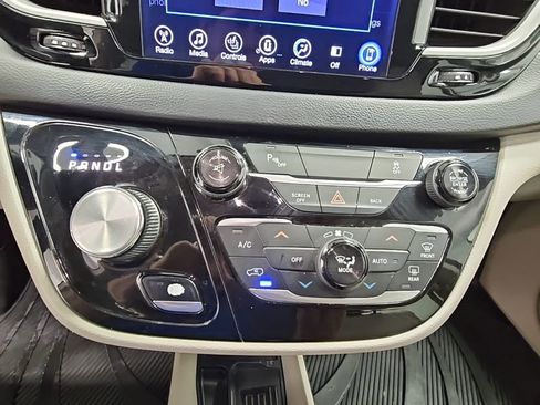 Used 2017 Chrysler Pacifica Touring-L w/ Tire & Wheel Group image 20