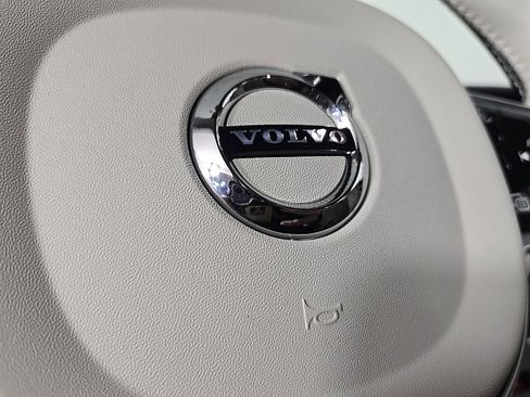 Certified 2025 Volvo XC60 T8 Plus w/ Protection Package Premier image 31