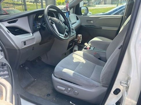 Used 2018 Toyota Sienna LE image 2