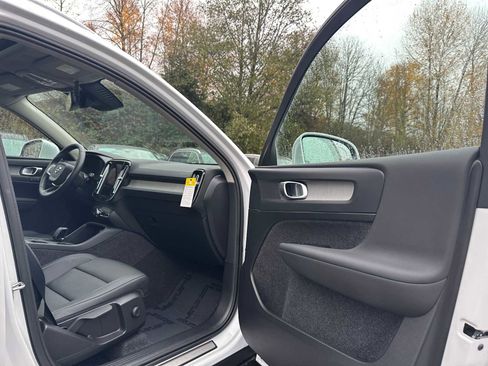 Used 2025 Volvo XC40 B5 Core w/ Protection Package Premier image 11