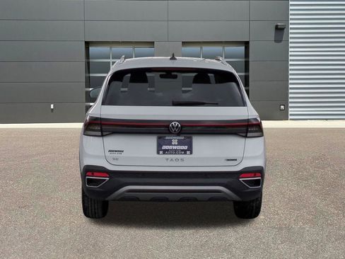 New 2026 Volkswagen Taos SE image 6