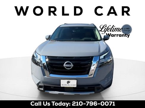 Used 2025 Nissan Pathfinder Platinum FWD image 4