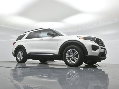 Used 2023 Ford Explorer XLT RWD image 4
