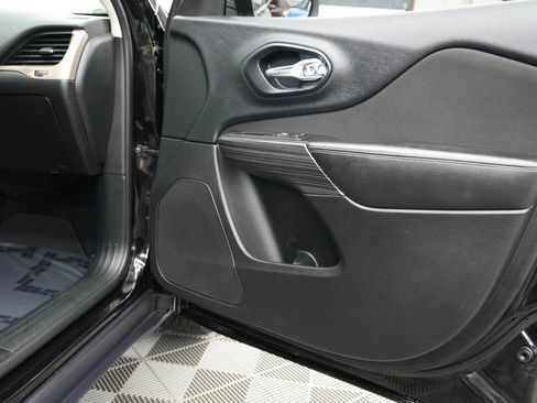 Used 2017 Jeep Cherokee Latitude w/ Safety/Convenience Group image 9