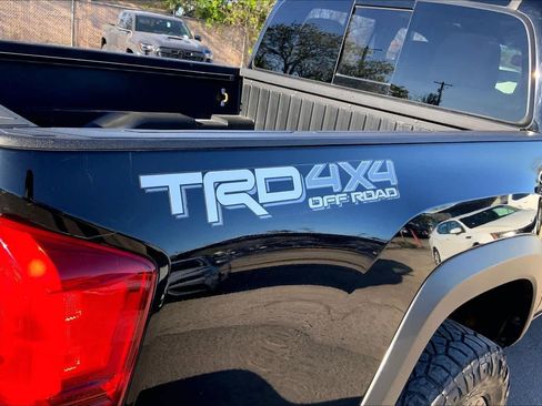 Used 2017 Toyota Tacoma TRD Off-Road w/ Tow Package (A/T) image 9
