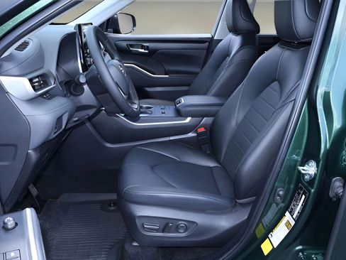 Certified 2025 Toyota Highlander XLE image 13