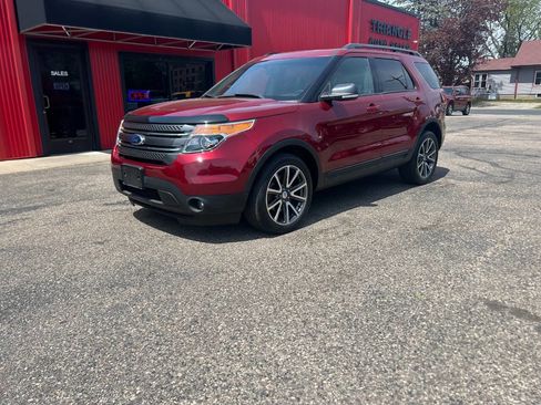 Used 2015 Ford Explorer XLT w/ Equipment Group 202A AWD/4WD image 2