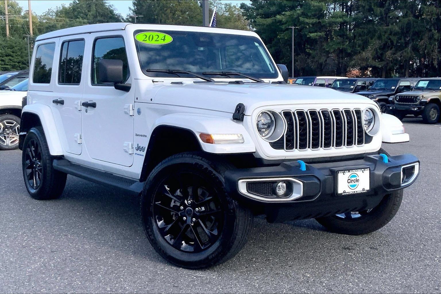 Used 2024 Jeep Wrangler Unlimited Sahara w/ Technology Group AWD/4WD image 2