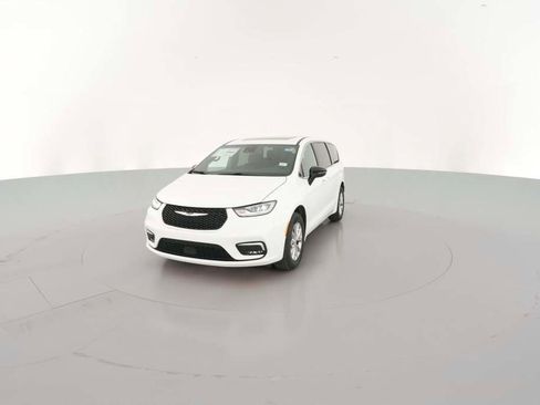 New 2026 Chrysler Pacifica Limited image 3