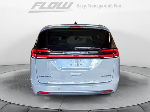 Used 2025 Chrysler Pacifica Limited FWD image 8