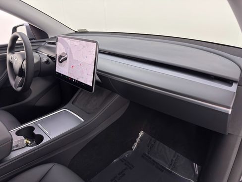 Used 2025 Tesla Model Y Long Range image 15