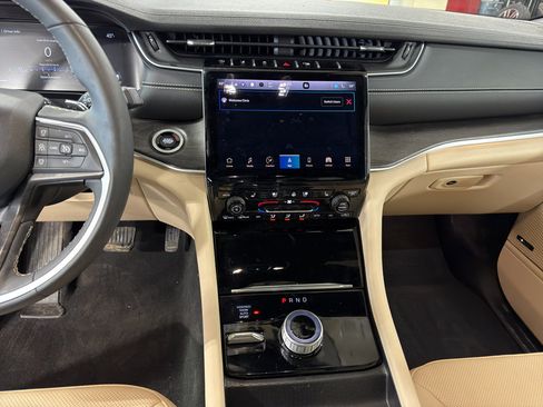 Used 2024 Jeep Grand Cherokee Limited w/ Luxury Tech Group II image 7