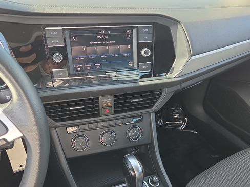 Used 2019 Volkswagen Jetta FWD image 25