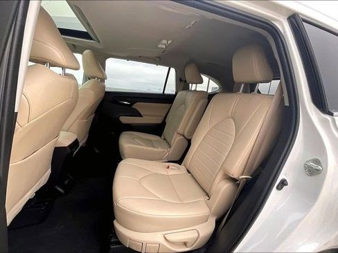 Used 2023 Toyota Highlander XLE image 31