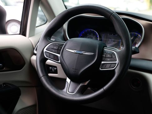 Used 2017 Chrysler Pacifica LX image 34