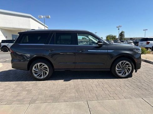 Used 2025 Lincoln Navigator Reserve AWD/4WD image 2