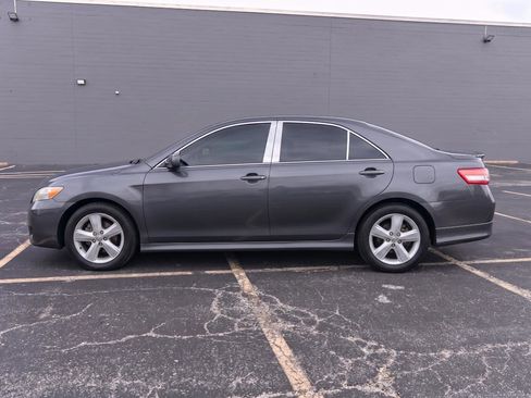 Used 2010 Toyota Camry SE FWD image 2