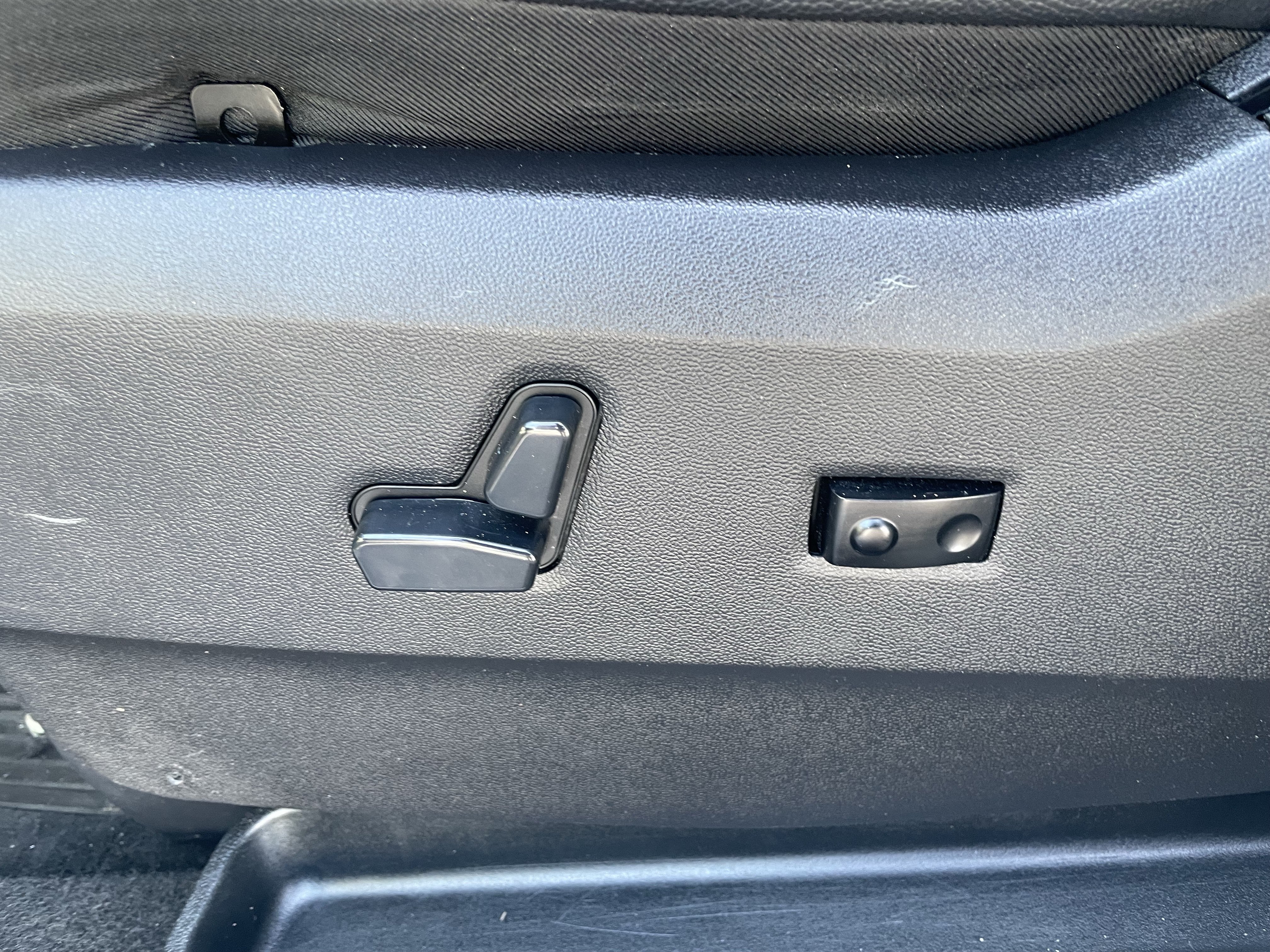 Used 2016 Chrysler Town & Country Touring FWD image 13