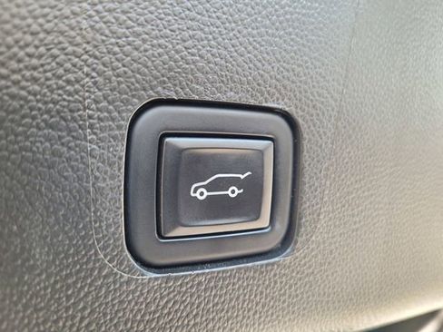 Used 2023 Chevrolet Traverse High Country image 30